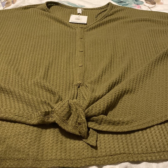 Sweet Jolie Boutique - olive green tie front top size L - Picture 4 of 6